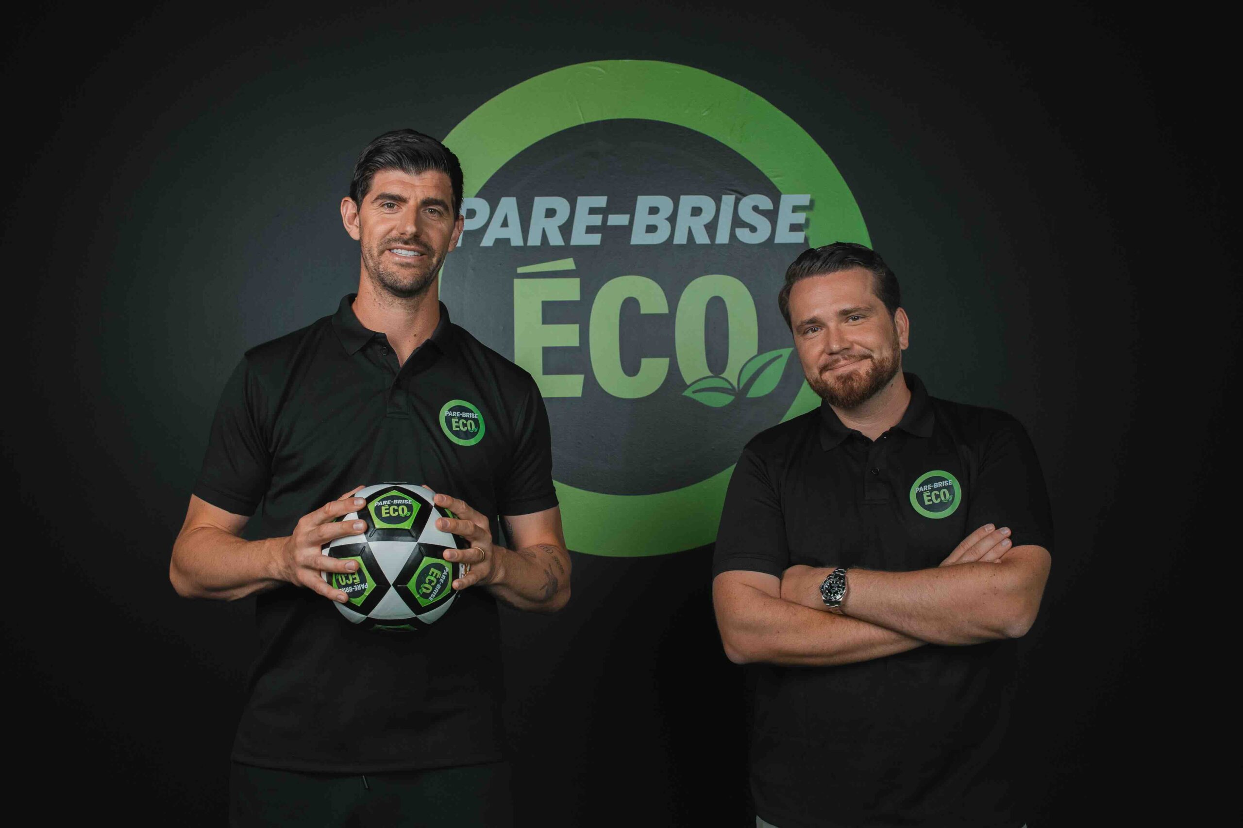 Thibaut Courtois, gardien du Real Madrid, aux côtés de Nazar Banionis, fondateur de Pare-Brise Éco, dans les locaux du réseau